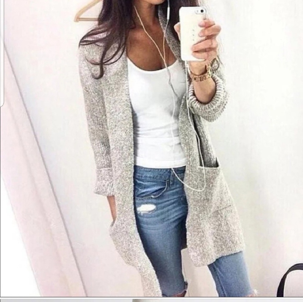 Cozy gray sweater with pockets.